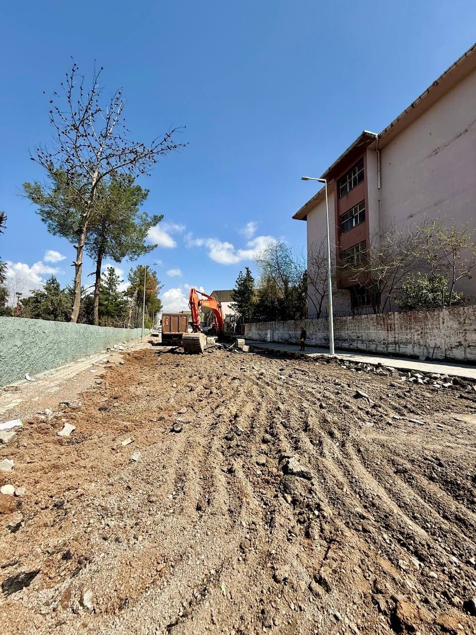 Yağışların durmasıyla birlikte yol yapım ve onarım çalışmalarımız yeniden başlamıştır.